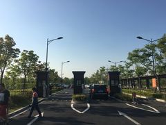 -奕欧来上海购物村停车场