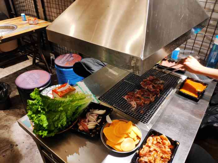 清月里地摊儿烤肉小马扎大排档-"这家店是在朋友圈有人发过,坐小马扎