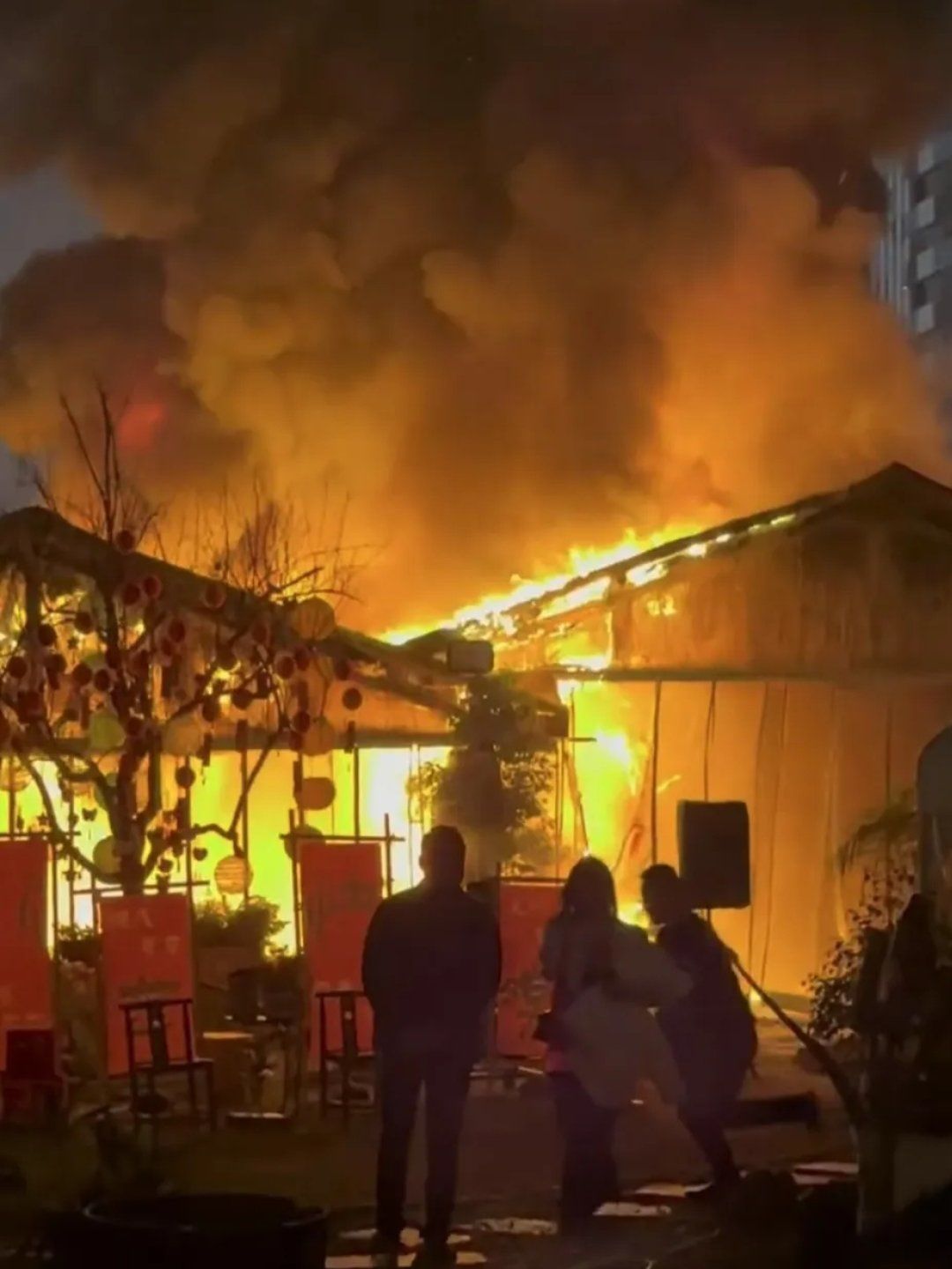 昨夜方圆荟庭院里着火