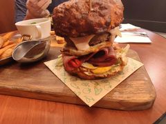 双蛋指椒牛肉汉堡-魏斯理汉堡(西安沣东吾悦店)