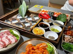 -围炉肉舍•炭烤活鳗•丹东海鲜烤肉(步行街店)