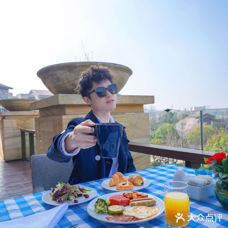 【这家武汉花园自助早餐，湖边樱花风景绝了】在武汉的度假酒店很