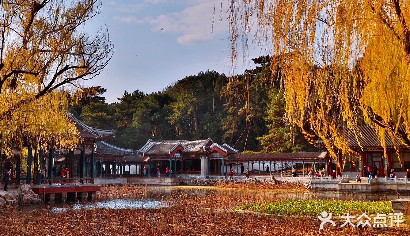 初冬的颐和园，由后山石阶而上，少有游客，唯闻雀儿鸣叫