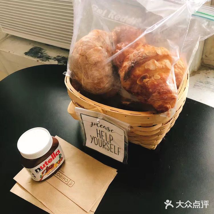 里面还有套房，套房里有三个房间，一个大厅一个厨房