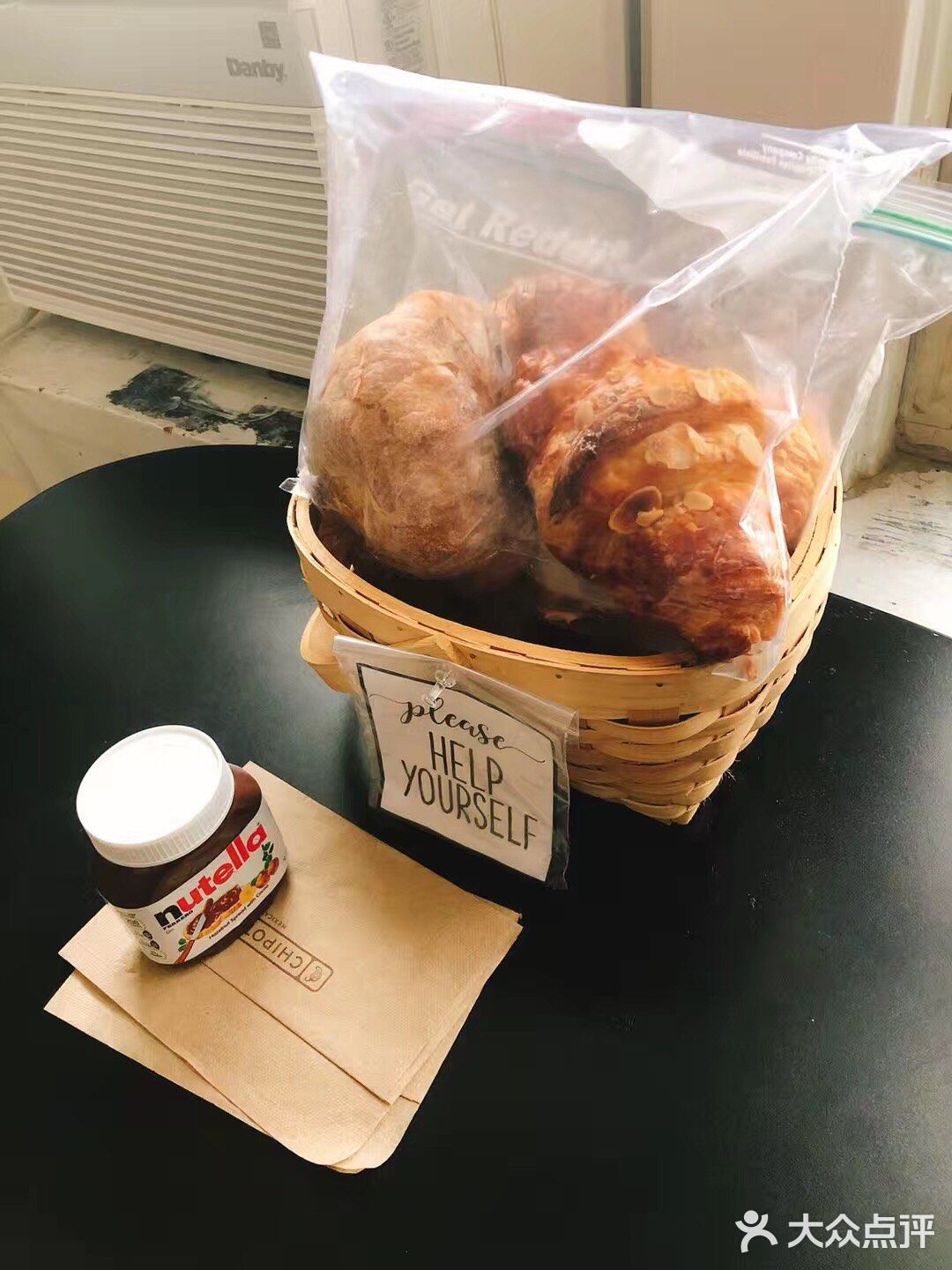 里面还有套房，套房里有三个房间，一个大厅一个厨房