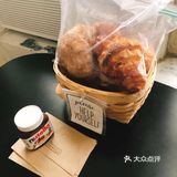 里面还有套房，套房里有三个房间，一个大厅一个厨房