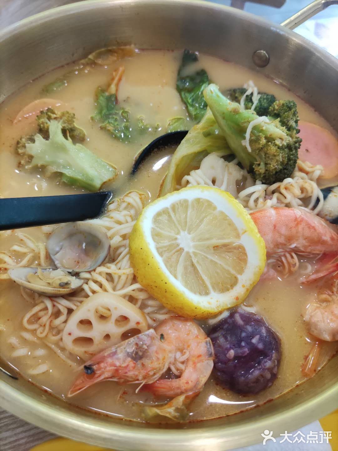 中午食堂一起来的朋友也说价格不贵，整整齐齐的食物