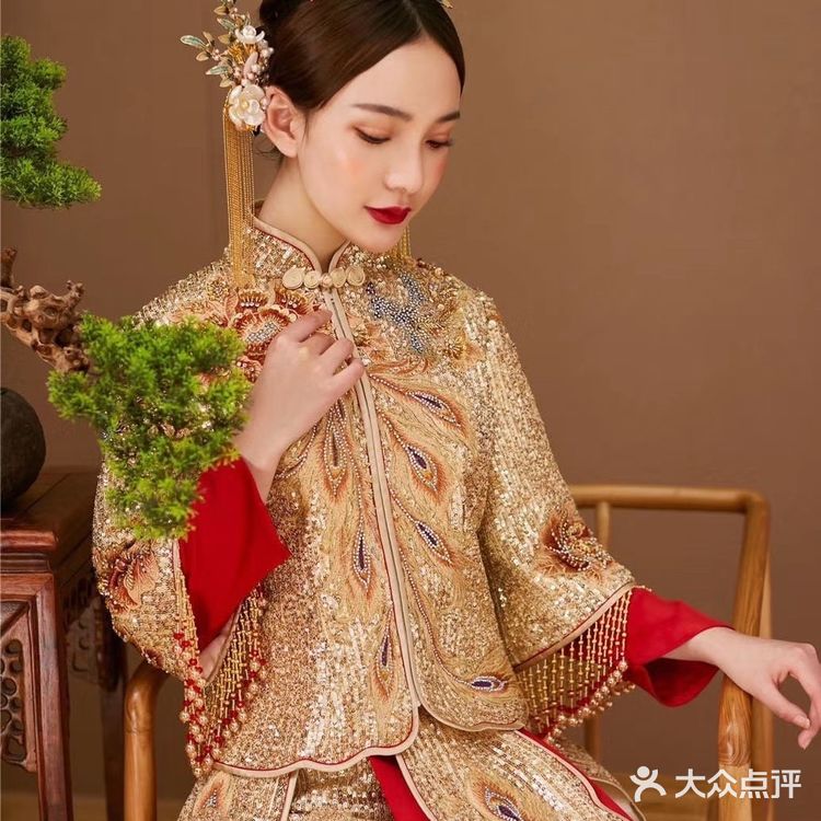 加上手工缀珠流苏，举手投足间灵动又轻盈
