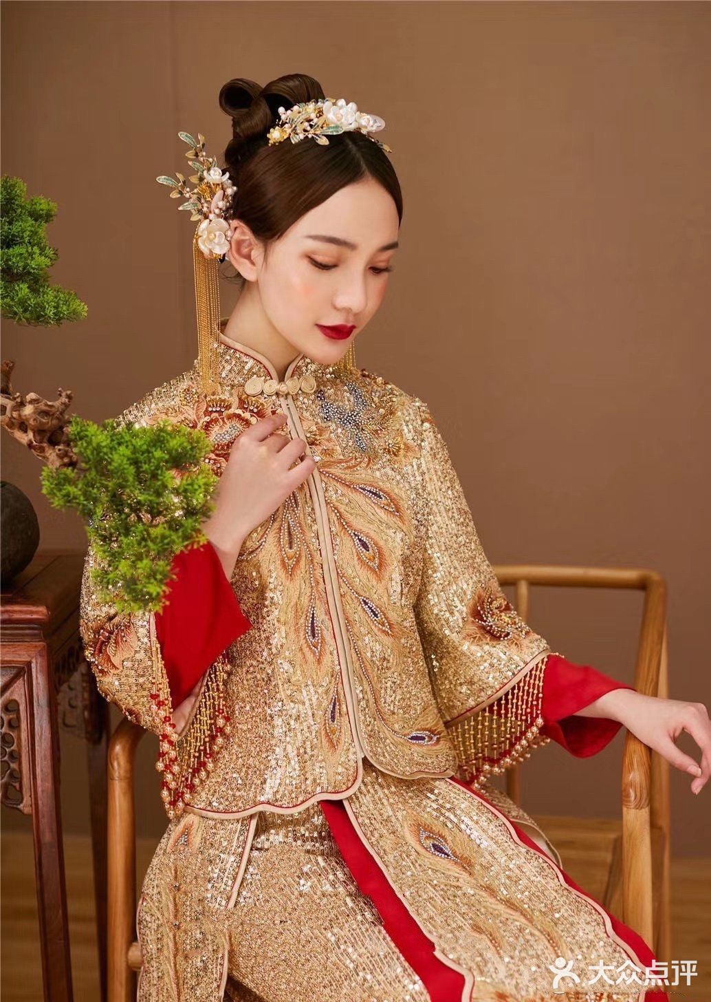 加上手工缀珠流苏，举手投足间灵动又轻盈