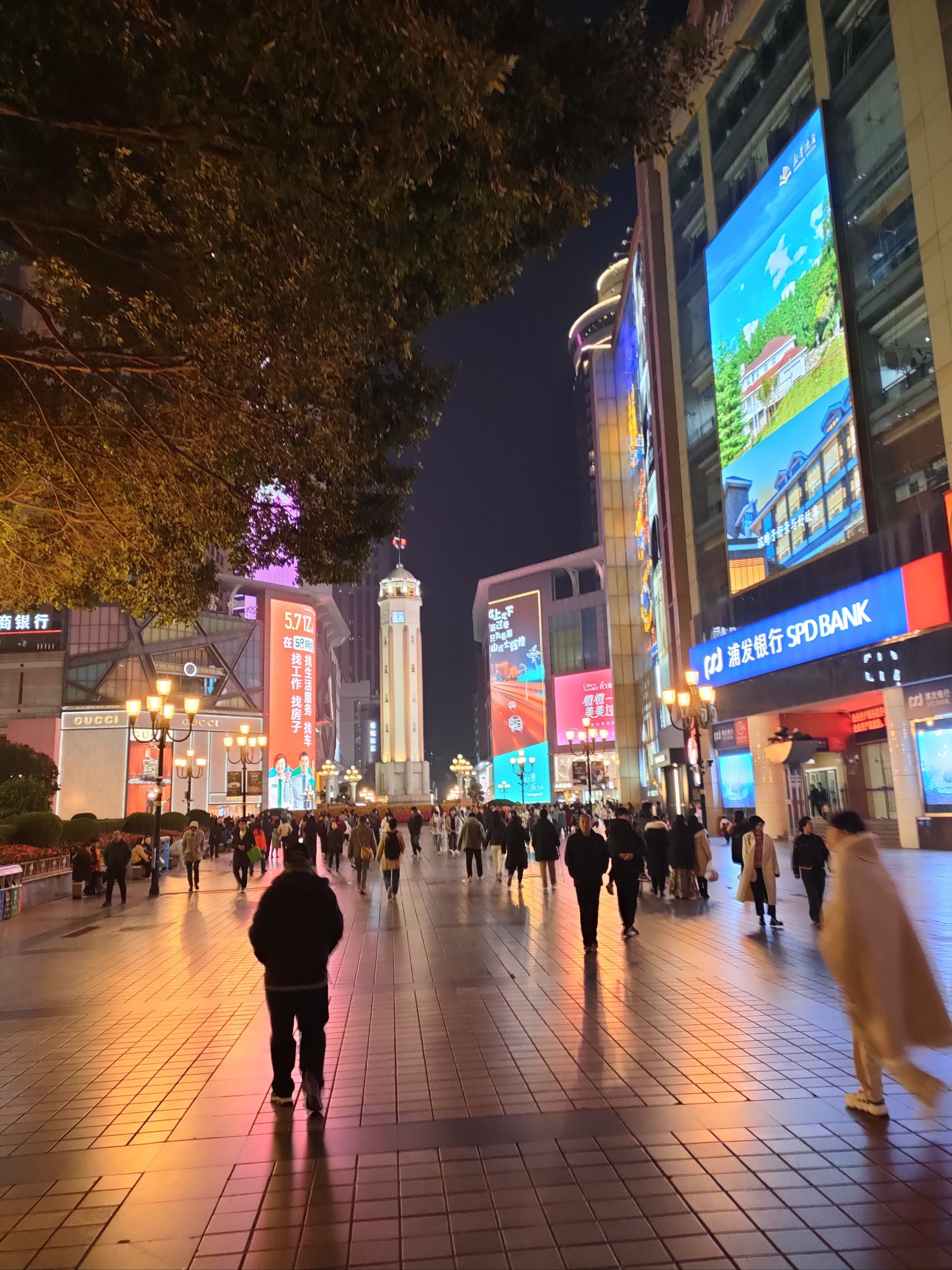 夜晚的繁华街头