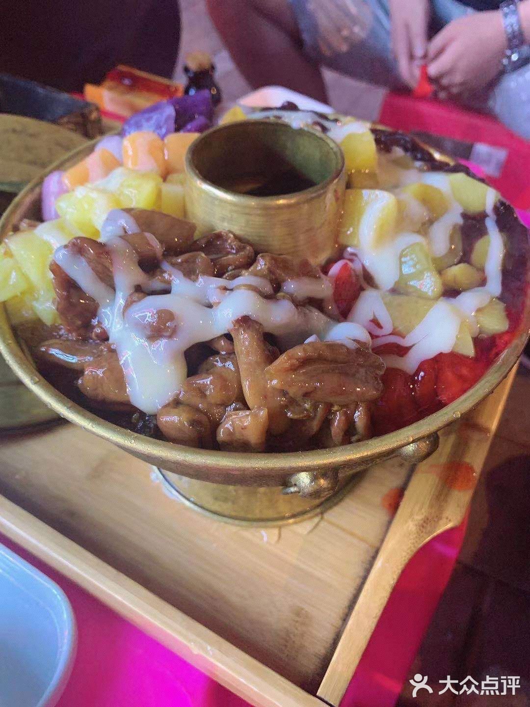 酱料很足，我们四个人吃，最后我们又要了一份冰