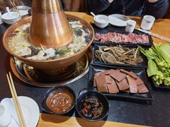 -果松木炭酸菜铜火锅·外婆参鸡汤