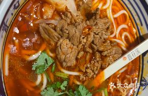Stir-Fried Yellow Beef with Rice Noodles