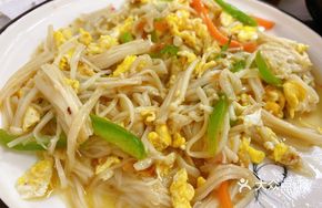 Green Pepper and Enoki Mushroom Stir-fry with Eggs