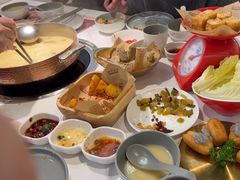 -洪氏嗨捞·广东猪肚鸡·椰子鸡火锅(西咸万象城店)
