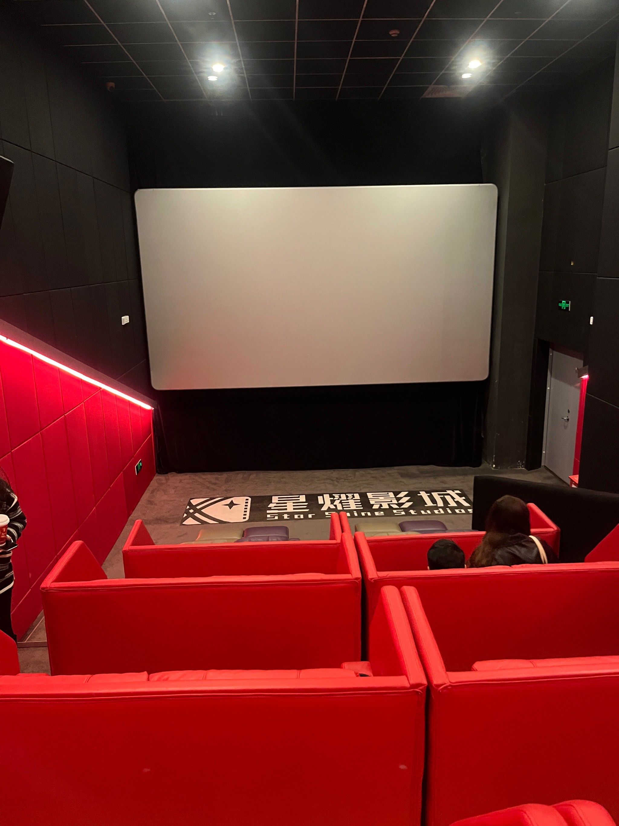 港口双月湾唯一的一家电影院,看的情侣vip厅,位置比较少,屏幕不够大