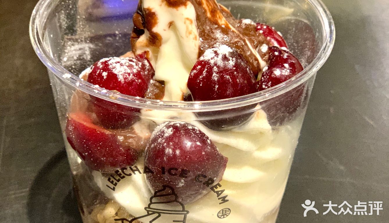 雪糕杯整颗车厘子草莓跟朗姆酒与巧克力特别搭调