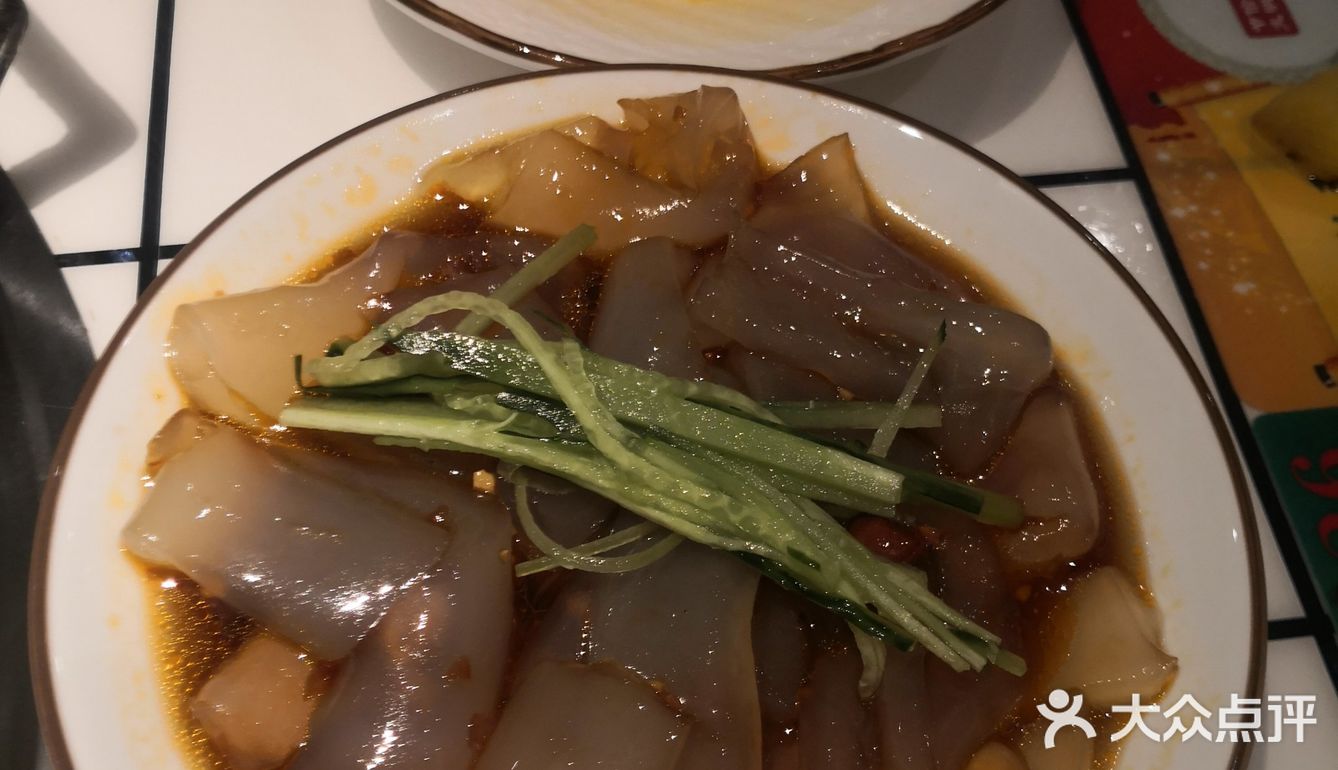 位于万宝广场三楼，店铺名字看上去像是串串店
