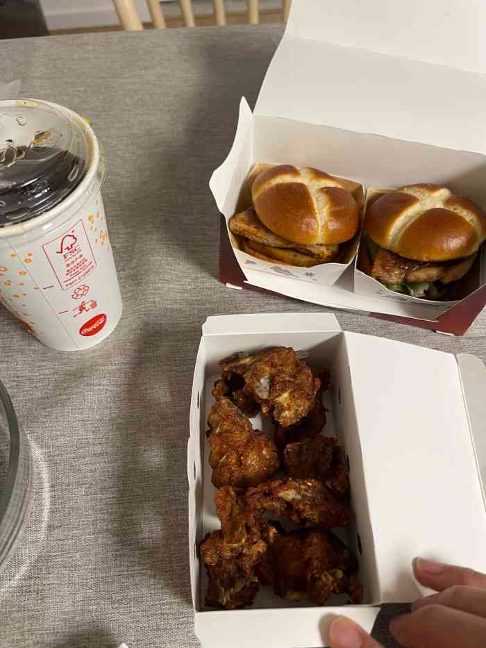 麦当劳(甘家口店)-"第一次给差评,甘家口大厦一层那个甜品店的.