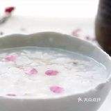 可以试试梅花粥。先将100g粳米浸泡1小时