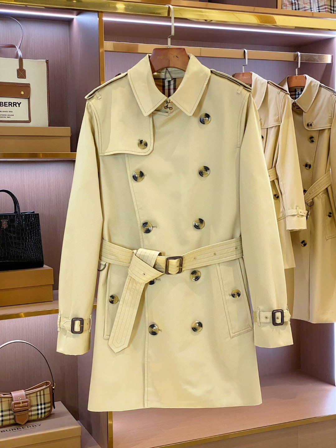 关于巴宝莉男士风衣肯辛顿高仿的哪里有