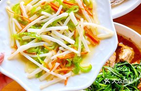 Green Pepper and Reed Rhizome Stir-fry