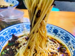 特色炸酱面-渝之汇牛肉豌杂面