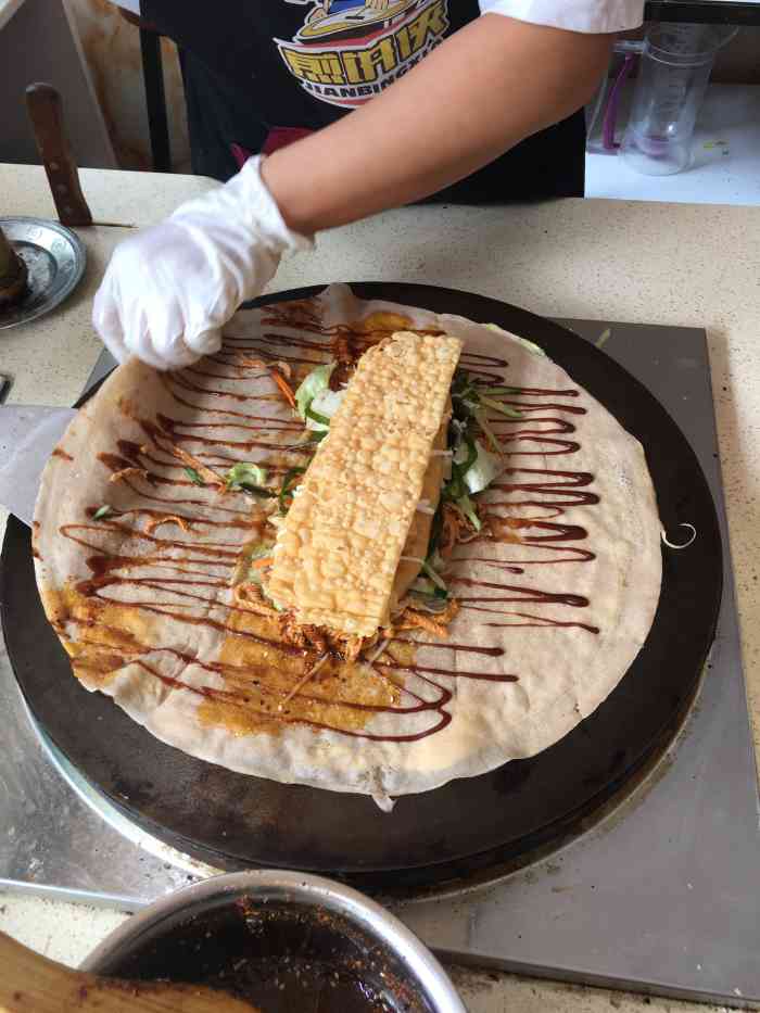 煎饼侠-"煎饼果子来一套[呲牙],煎饼的味道挺正宗."-大众点评移动版