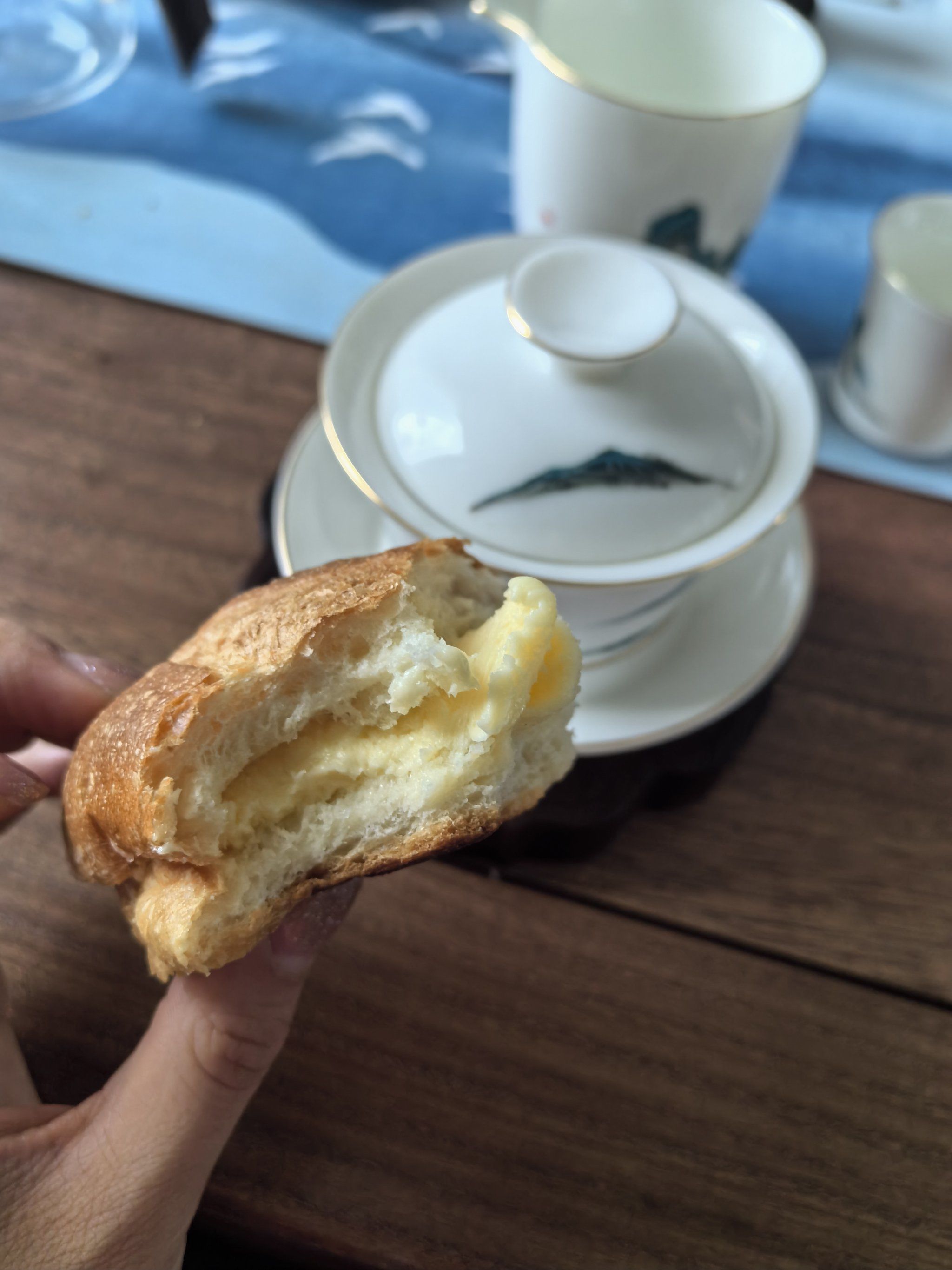 啃面包配雨前龙井的仪式感