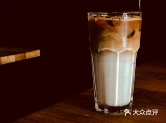 戒不掉的瘾 抛不开的又是什么 旁边有位小哥哥在午睡