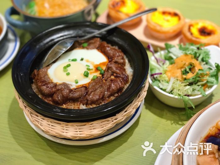 牛肉窝蛋煲仔饭