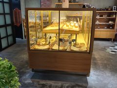 面包甜点陈列柜-啊噗吐呦现场烘焙(麦凯乐店)