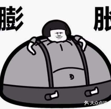 它是圆方形的,在蛋糕的上面上面抹了奶油