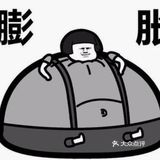 它是圆方形的,在蛋糕的上面上面抹了奶油