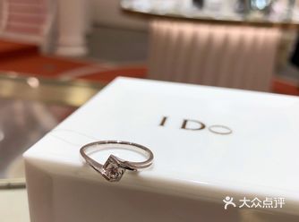 觉得黄金戒指不时尚 K金素圈太单调 可以适时找个“借