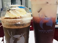 -瑞幸咖啡(岳家嘴地铁站店)