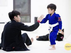 -菠萝格斗巴西柔术训练馆