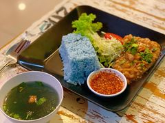 碎鸡肉拌饭-蝶豆花蓝面条