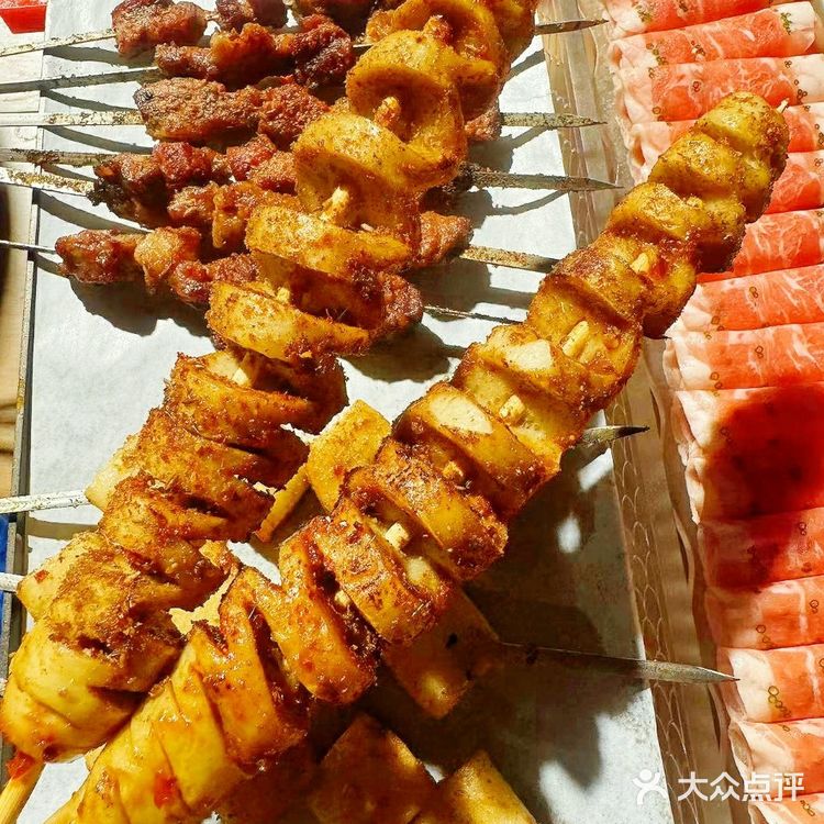 开开心心吃户外烧烤涮肉 