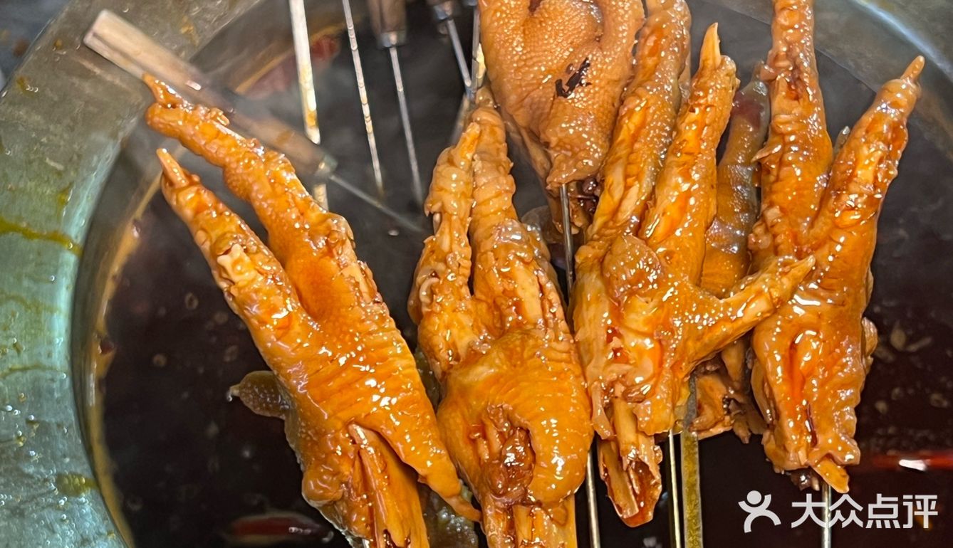 感觉整个九龙坡的人都在他家吃串串…