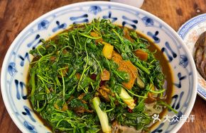 Freshwater Clam with Golden Clover