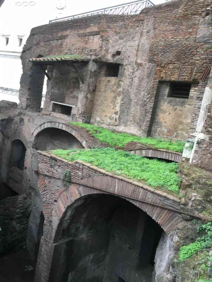 罗马贫民窟-"意大利罗马贫民窟就建在罗马斗兽场,剧院等.