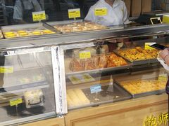 面包甜点陈列柜-鲍师傅糕点(江苏路店)