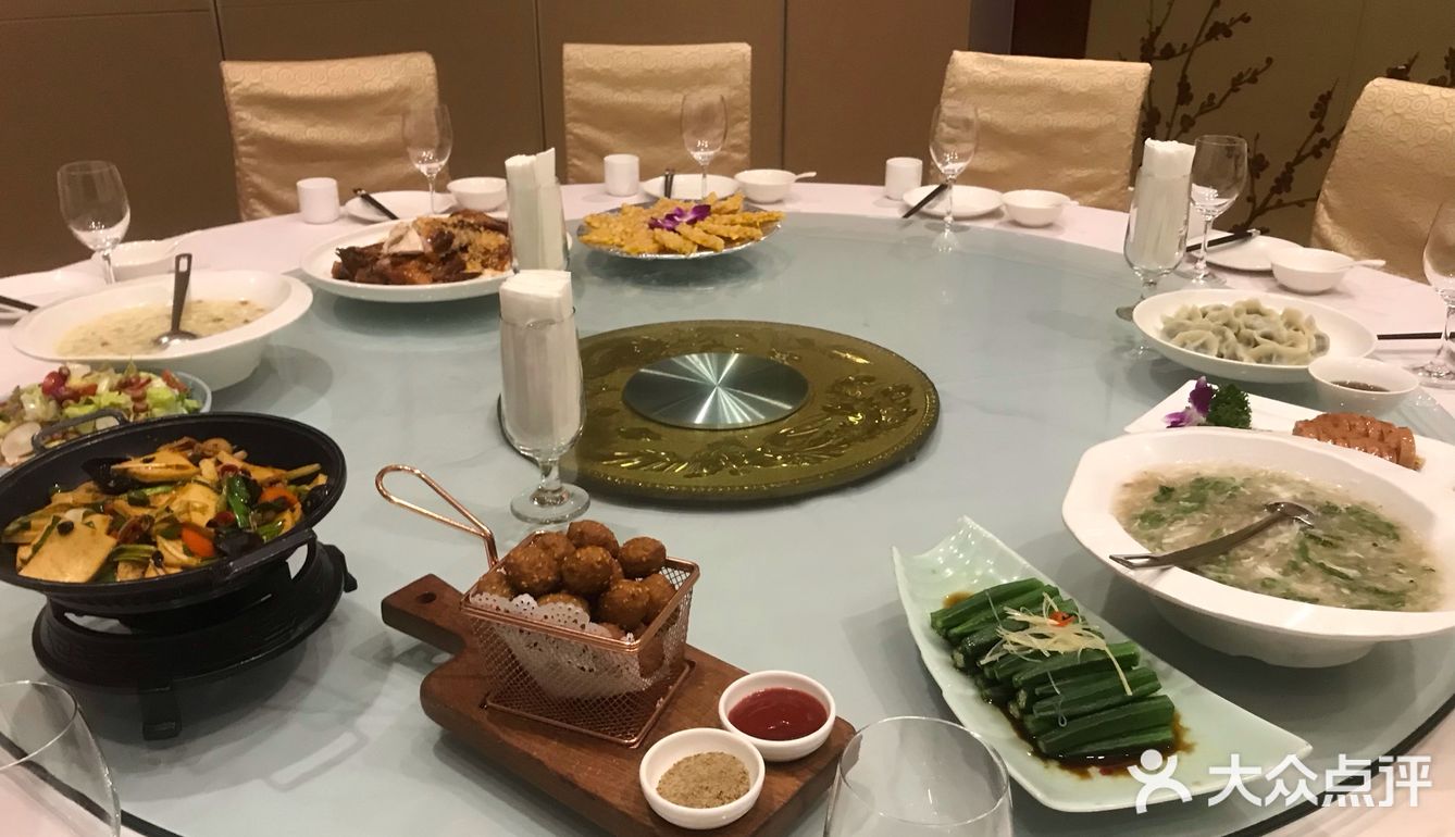 菜品价格合适 有包间 环境很好 菜单也有英文