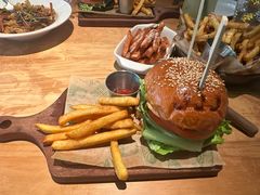 -三勾JJJ Burger&Coffee(梅溪湖店)