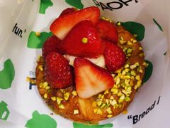 草莓开心果可颂-PAOPAO Bakery&Café(港汇店)