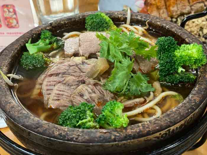 打分 呃 别点牛肉面 不进味道 那个石锅比较像摆设 牛排不错