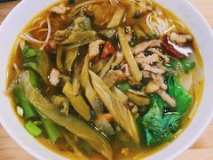 酸菜肉丝米线-越洋肖氏老米线(杨家坪店)