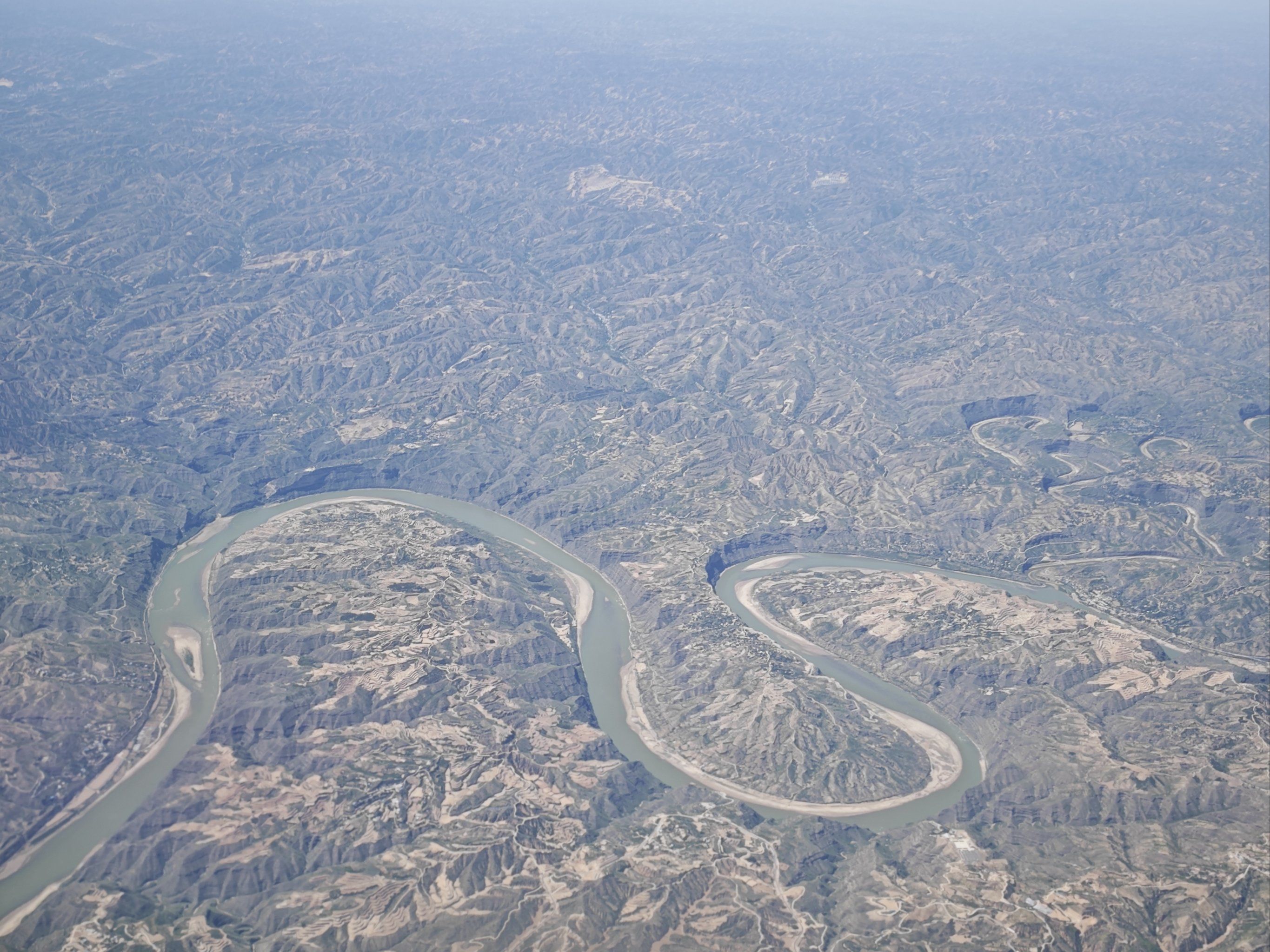 天下黄河第一湾(又称天下黄河第一弯)位于山西省石楼县辛关镇,最佳观
