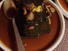 猴头菇鲍汁瑶柱扒制黑豆腐-肴约·花园式餐厅(湖里店)